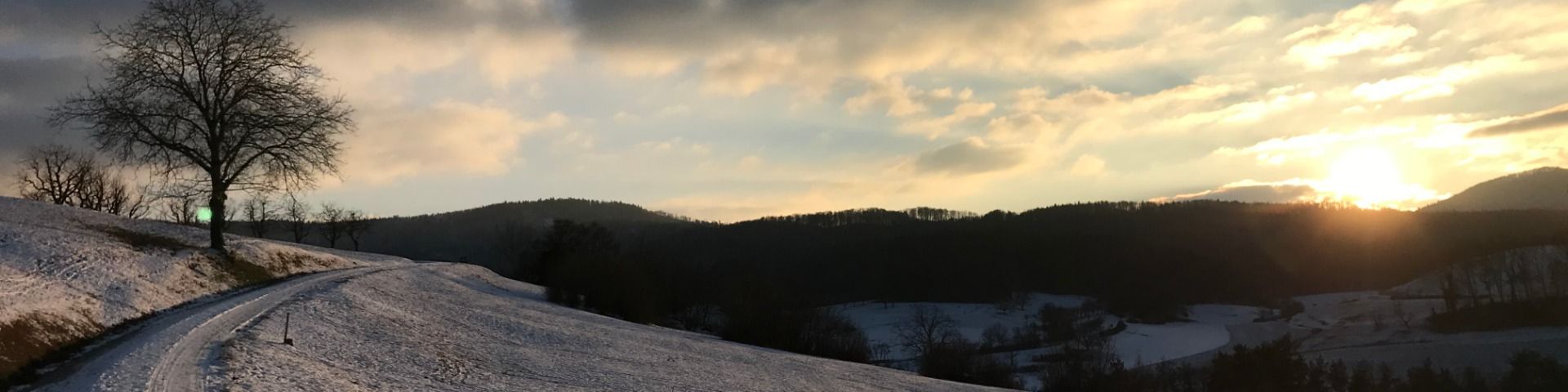 Schneelandschaft mit Sonnenuntergang im Jura